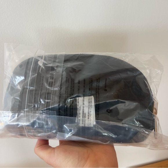 NWT Black / GOLD Lululemon Everywhere Belt bag 1L original size GOLD metal logo - Picture 7 of 15